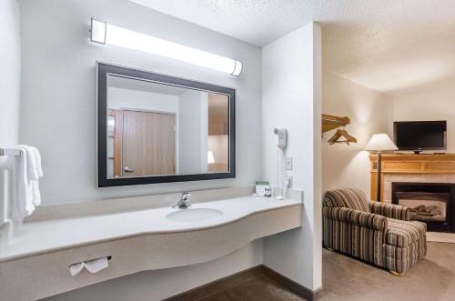 HesstonRodeway Inn的一间带水槽和镜子的浴室
