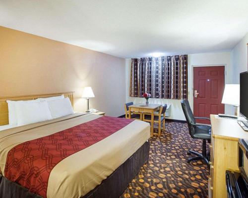 PhillipsburgEconoLodge Phillipsburg的配有一张床和一张书桌的酒店客房