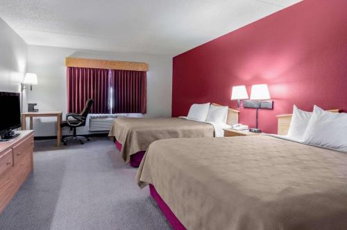 HesstonRodeway Inn的酒店客房设有两张床和一台平面电视。