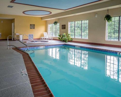 Comfort Suites内部或周边的泳池