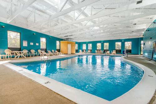 列克星敦Quality Inn Lexington East-Hamburg Area的一座拥有蓝色墙壁和天花板的大型游泳池