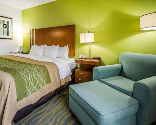 谢泼兹维尔南路易斯维尔谢普兹维尔康福特茵酒店的配有一张床和一把椅子的酒店客房