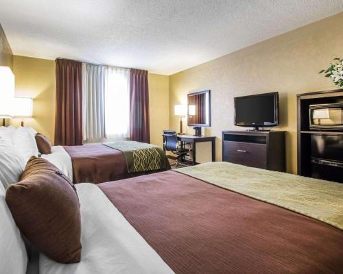 HarlanQuality Inn的酒店客房设有两张床和一台平面电视。