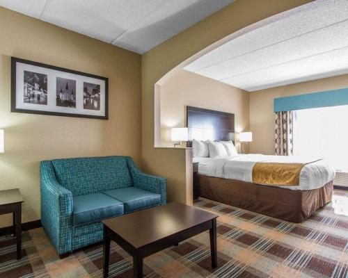 肯纳肯纳康福特套房酒店的配有一张床和一把椅子的酒店客房