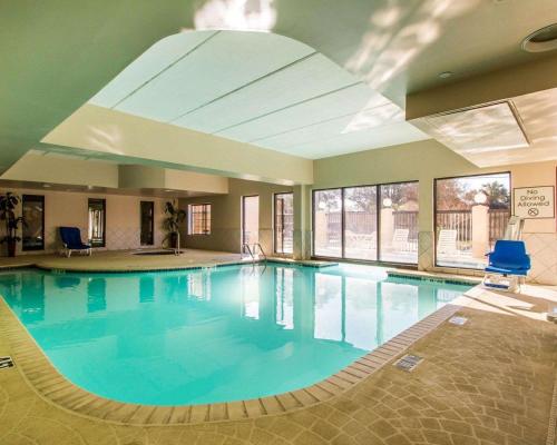 肯纳肯纳康福特套房酒店的大楼内一个蓝色的大型游泳池