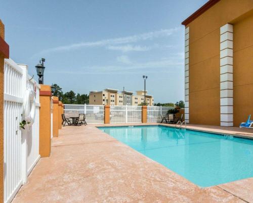 西门罗西梦露品质酒店及套房的游泳池位于公寓的阳台上