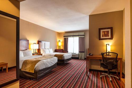 萨尔弗Comfort Suites Sulphur-Lake Charles的酒店客房配有两张床和一张书桌