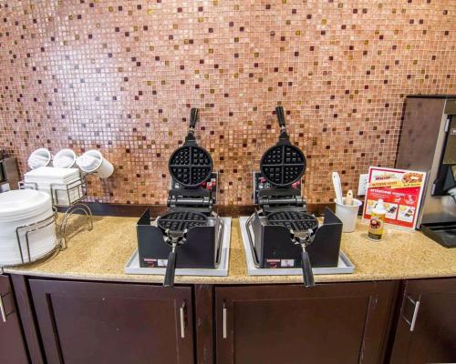 什里夫波特司丽普套房酒店 I-20的厨房台面上设有两个炉灶