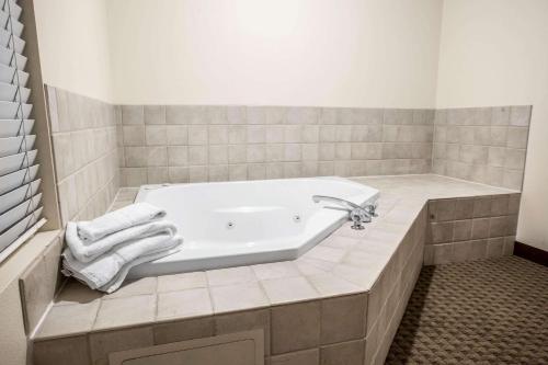 费德勒尔韦西雅图联邦路品质套房酒店的浴室配有浴缸和毛巾。