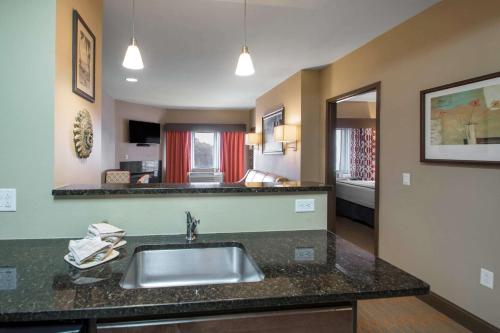 威斯康星戴尔Bluegreen Vacations Odyssey Dells Resort的一个带水槽的厨房和一间客厅