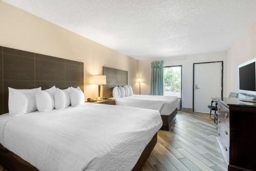 Clarion Inn & Suites Kissimmee-Lake Buena Vista South客房内的一张或多张床位