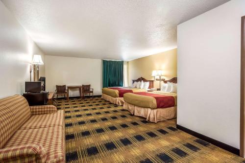 费尔维尤海茨Econo Lodge Inn & Suites Fairview Heights near I-64 St Louis的酒店客房,设有两张床和一张沙发