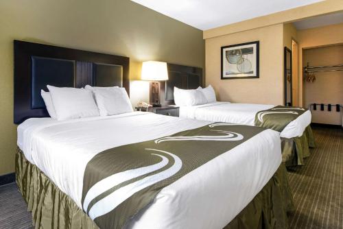 查尔斯顿查尔斯顿套房品质酒店的酒店客房内设有两张大床