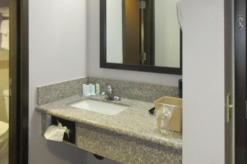 西班牙福克Quality Inn Spanish Fork North的一间带水槽和镜子的浴室