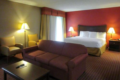 OwegoQuality Inn & Suites Owego的酒店客房,配有床和沙发
