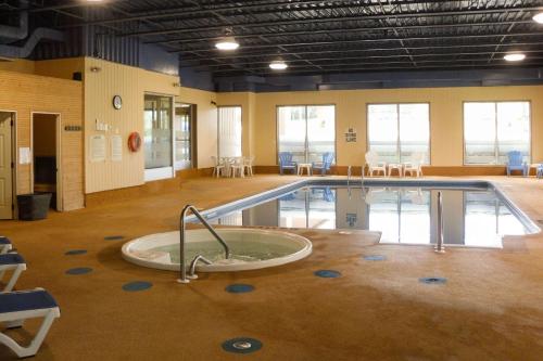 欧文桑德戴斯酒店和会议中心 - 欧文桑德的一间客房中间的游泳池,设有浴缸