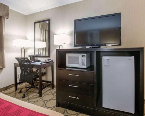 Taber泰伯伊克诺旅馆的酒店客房设有电视和带微波炉的书桌。