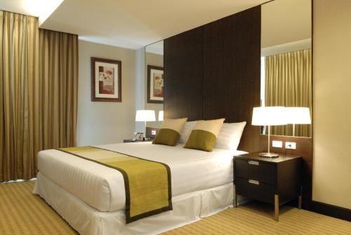 曼谷沙吞路耐拉提瓦斯公寓酒店客房内的一张或多张床位