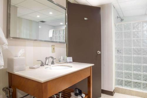 彭布罗克彭布罗克克拉丽奥酒店的一间带水槽和大镜子的浴室