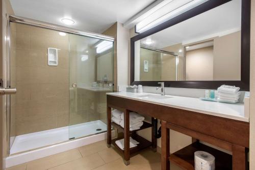 皇家橡树套房酒店的一间浴室