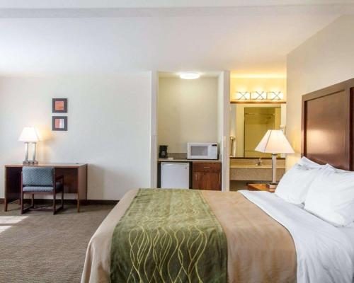 伊格尔Quality Inn & Suites Vail Valley的配有一张床和一张书桌的酒店客房