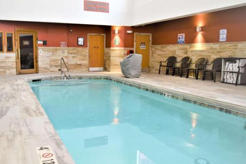 杜兰戈杜兰戈康福特茵酒店及套房的在酒店房间的一个大型游泳池