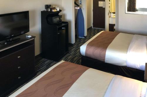 丹佛国际机场品质酒店及套房客房内的一张或多张床位