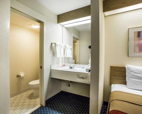 奥罗拉丹佛国际机场艾克诺旅舍的一间带水槽和卫生间的浴室