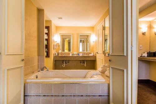 哈姆登号角套房酒店哈姆登 - 纽黑文的带浴缸和盥洗盆的大浴室