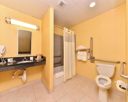斯特拉特福德斯特拉特福品质套房酒店的一间带卫生间和水槽的浴室