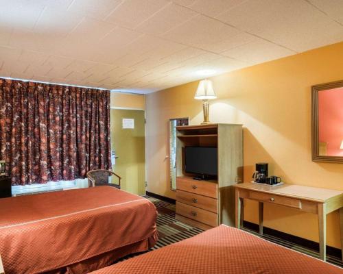 纽瓦克纽瓦克罗德威旅馆的酒店客房,配有床和电视