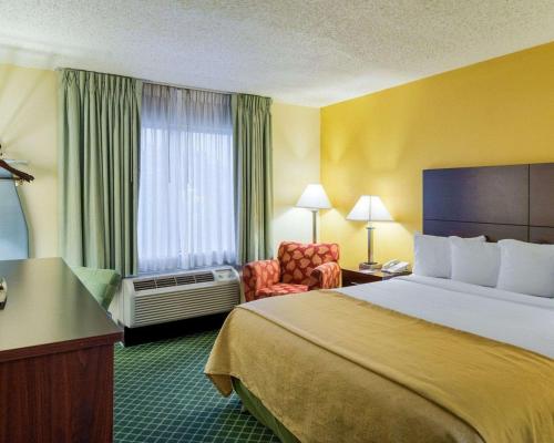 纽瓦克纽瓦克品质酒店的配有一张床和一把椅子的酒店客房