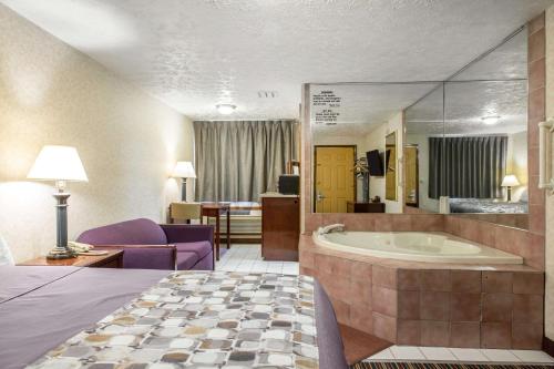 布兰福德Rodeway Inn & Suites Branford - Guilford的相册照片