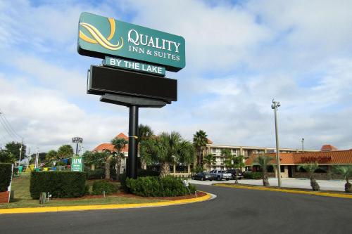 奥兰多Quality Inn & Suites By The Lake的湖畔权威旅馆和套房的标志