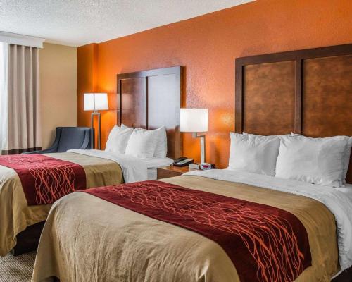 莱克兰Comfort Inn & Suites Lakeland North I-4的橙色墙壁的酒店客房内的两张床