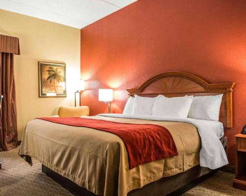 巴拿马城Comfort Inn & Suites Panama City - St Andrew的酒店客房,设有一张红色墙壁的大床