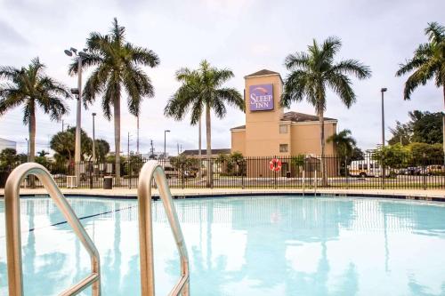 迈阿密机场住宿酒店内部或周边的泳池