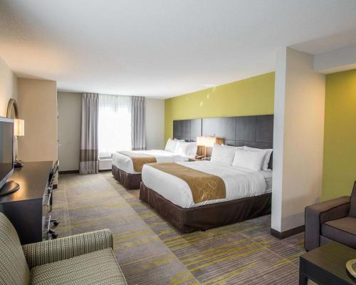 迈阿密机场北舒适套房酒店客房内的一张或多张床位