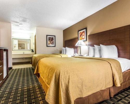 莫罗Quality Inn & Suites Morrow Atlanta South的酒店客房设有两张床和电视。