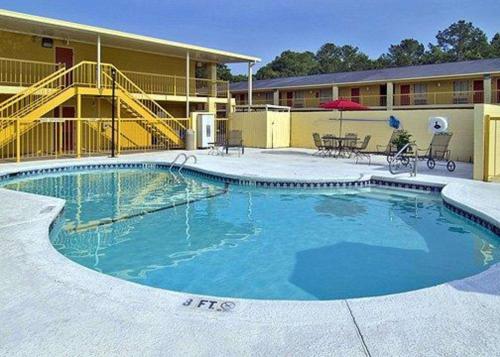 哥伦布Econo Lodge Inn & Suites at Fort Moore的大楼前的大型游泳池