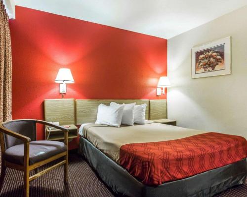 亚特兰大伊克诺机场旅店的配有一张床和一把椅子的酒店客房