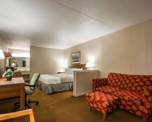哥伦布Econo Lodge Inn & Suites at Fort Moore的酒店客房,配有床和沙发