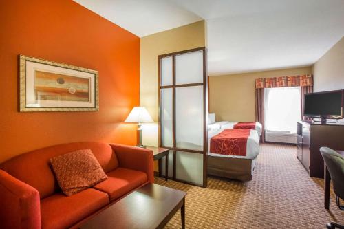 布伦瑞克金威群岛入口舒适套房酒店的酒店客房设有一张沙发和一张床