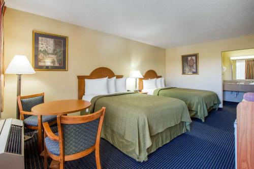 阿梅里克斯阿梅里克斯品质酒店的酒店客房设有两张床和一张桌子。