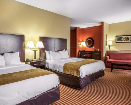 韦克罗斯韦克罗斯康福特套房酒店的酒店客房,设有两张床和一张沙发
