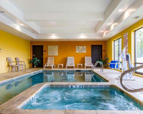 韦克罗斯韦克罗斯康福特套房酒店的游泳池位于酒店带椅子的客房内,游泳池