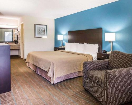梅肯品质酒店客房内的一张或多张床位