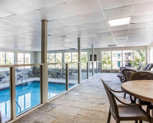 亚特兰大士麦那舒适旅馆和套房的大型客房设有游泳池、桌子和椅子。