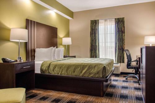普勒 - 萨凡纳I-95品质酒店客房内的一张或多张床位