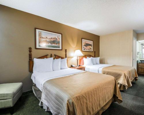 班布里奇班布里奇品质酒店的酒店客房设有两张床和窗户。